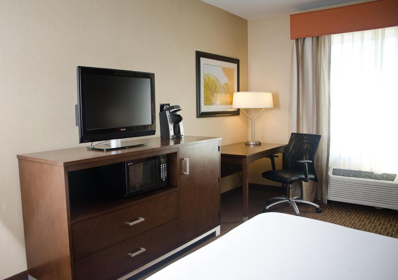 Holiday Inn Express Hotel & Suites Watertown - Thousand Islands By Ihg Экстерьер фото