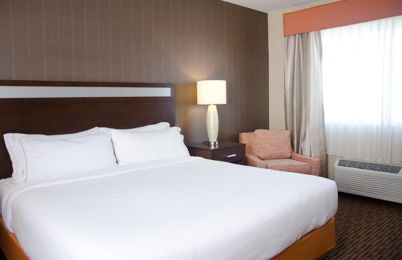Holiday Inn Express Hotel & Suites Watertown - Thousand Islands By Ihg Экстерьер фото