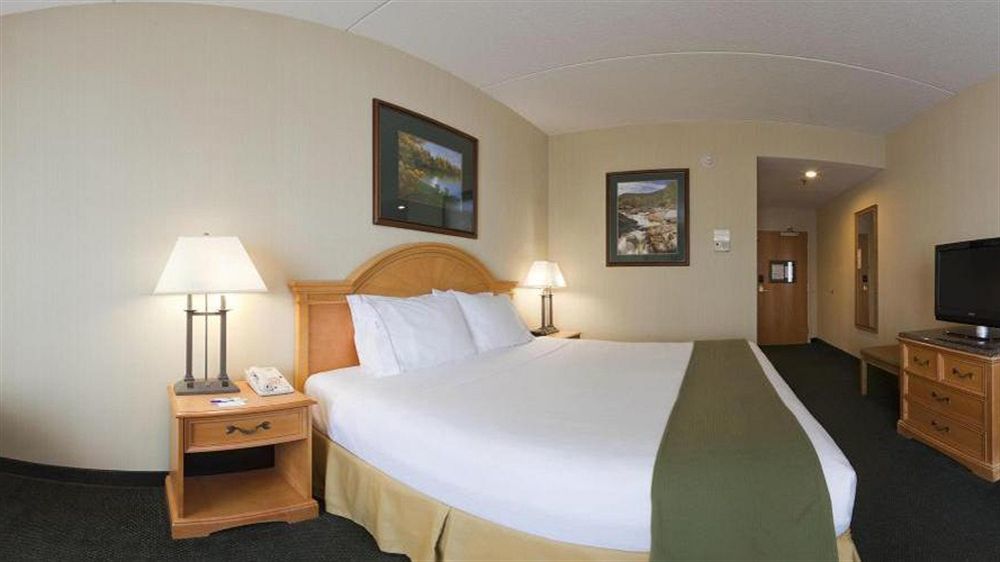 Holiday Inn Express Hotel & Suites Watertown - Thousand Islands By Ihg Экстерьер фото