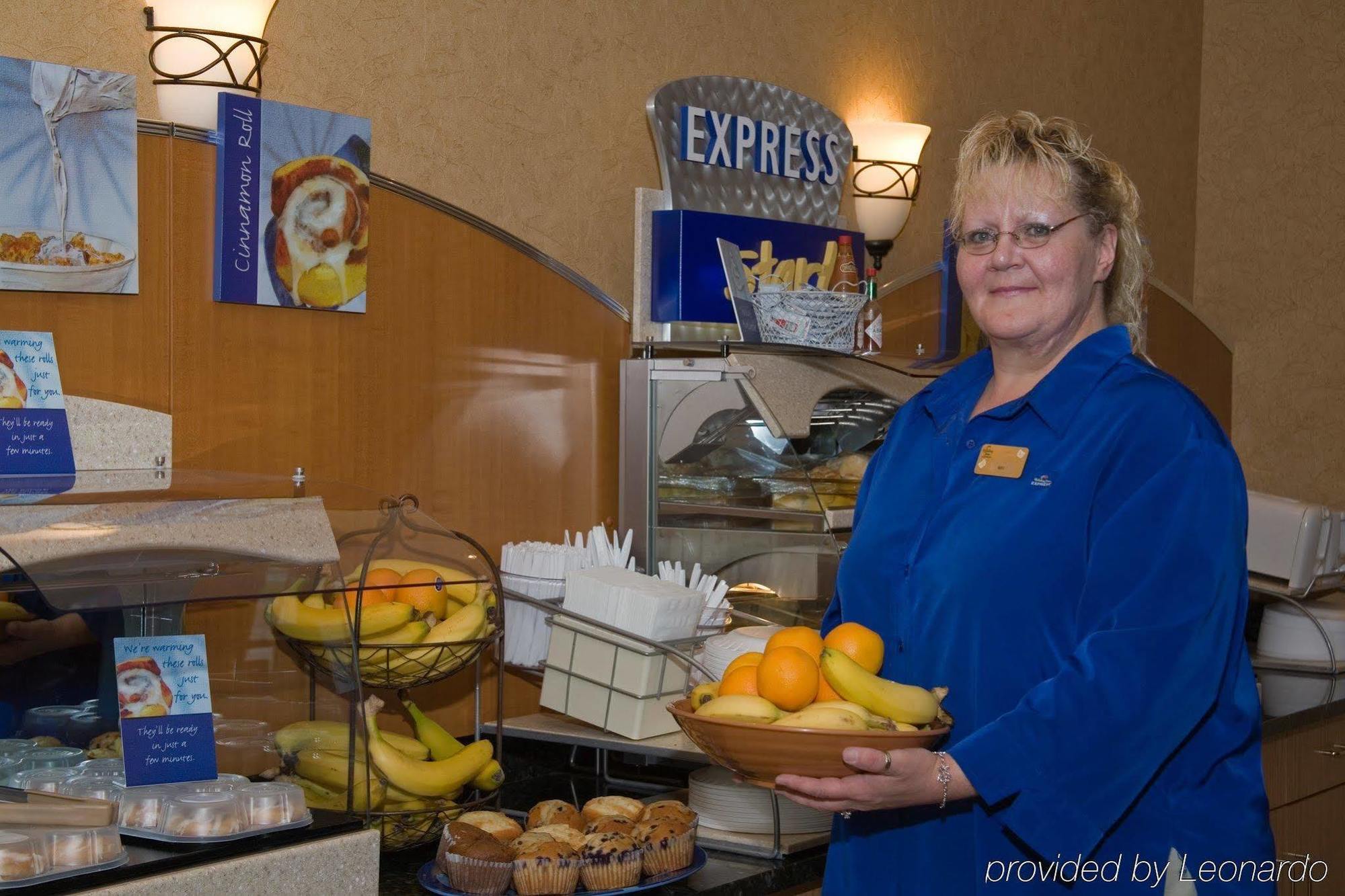 Holiday Inn Express Hotel & Suites Watertown - Thousand Islands By Ihg Экстерьер фото
