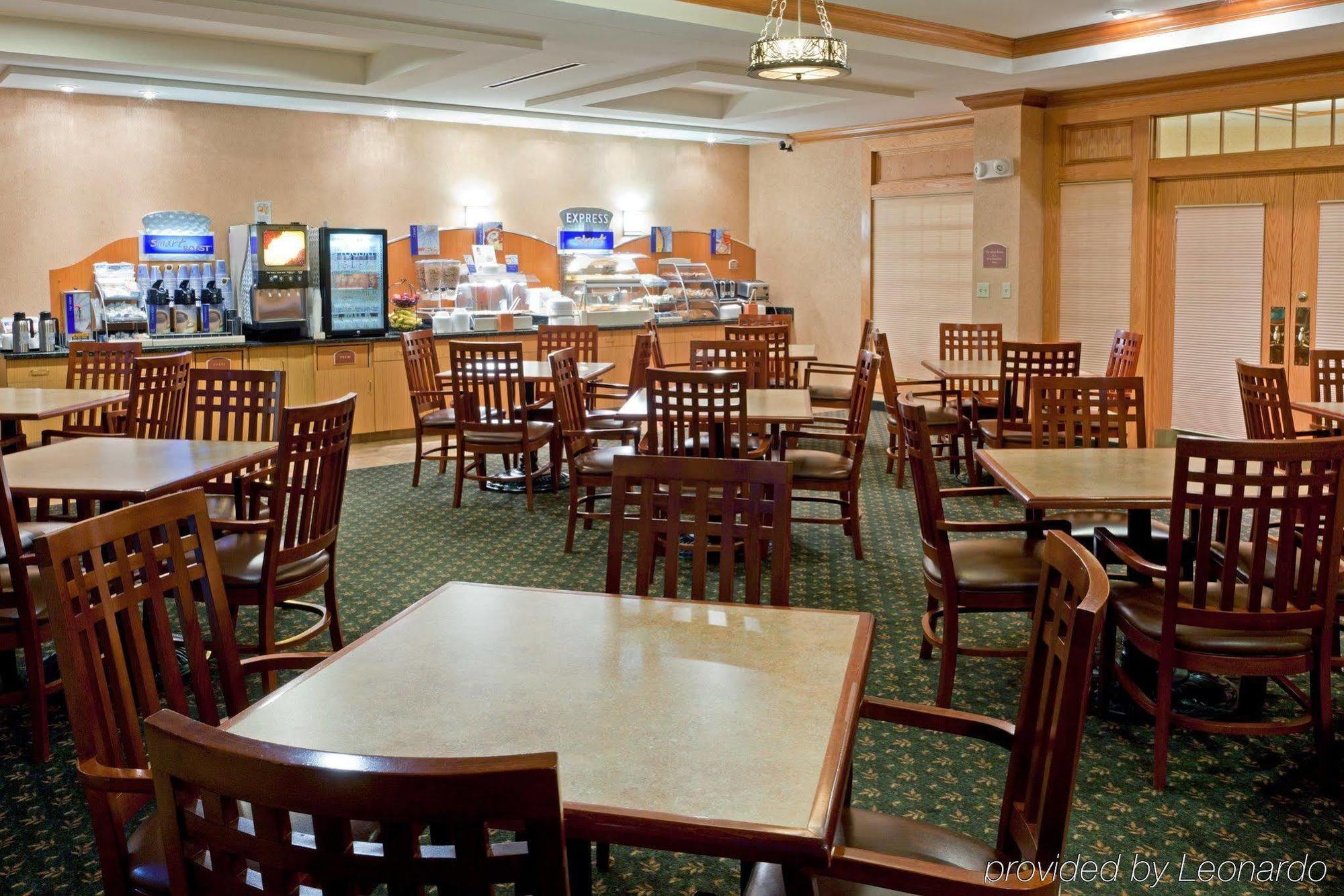 Holiday Inn Express Hotel & Suites Watertown - Thousand Islands By Ihg Экстерьер фото