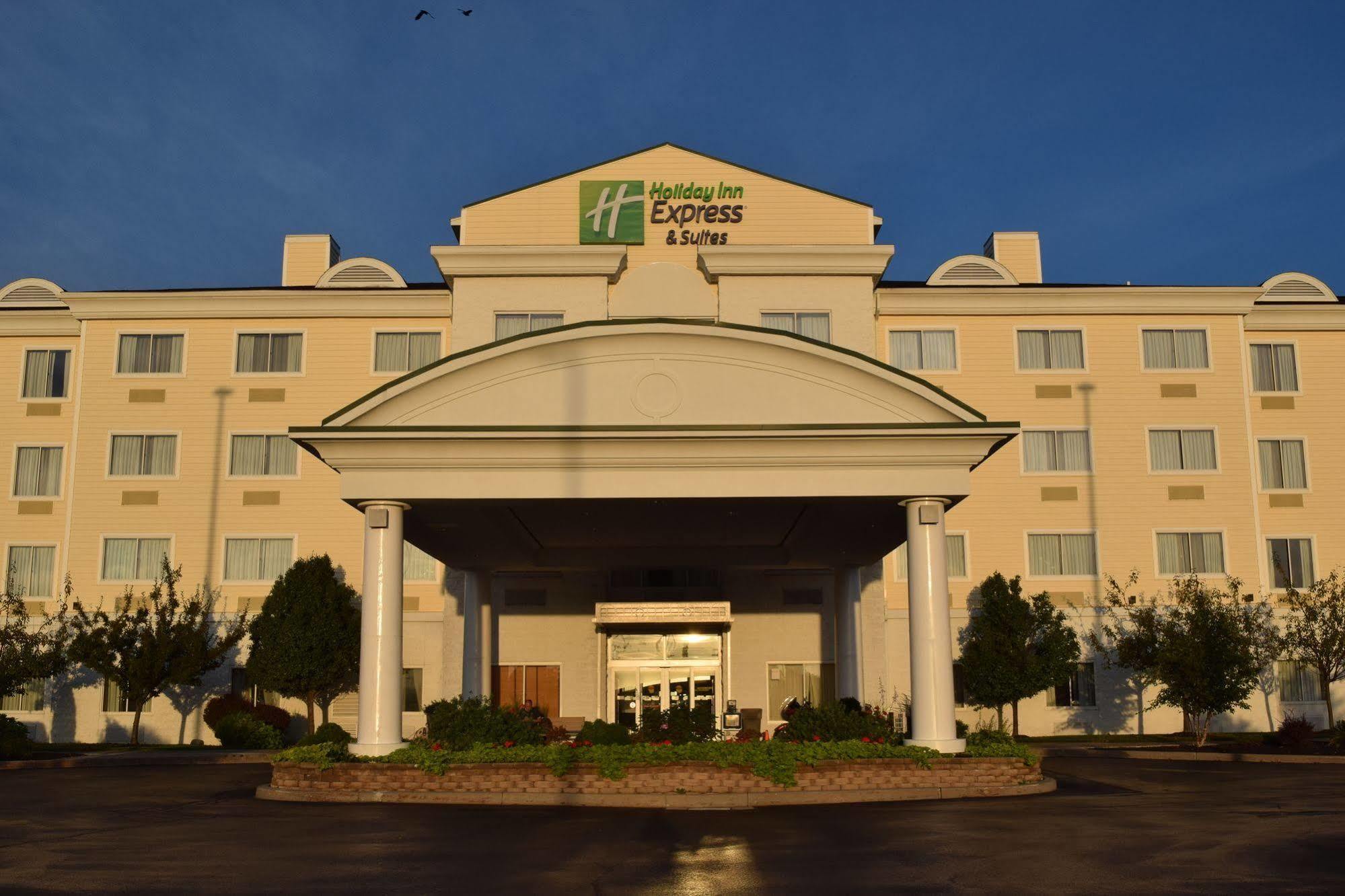 Holiday Inn Express Hotel & Suites Watertown - Thousand Islands By Ihg Экстерьер фото