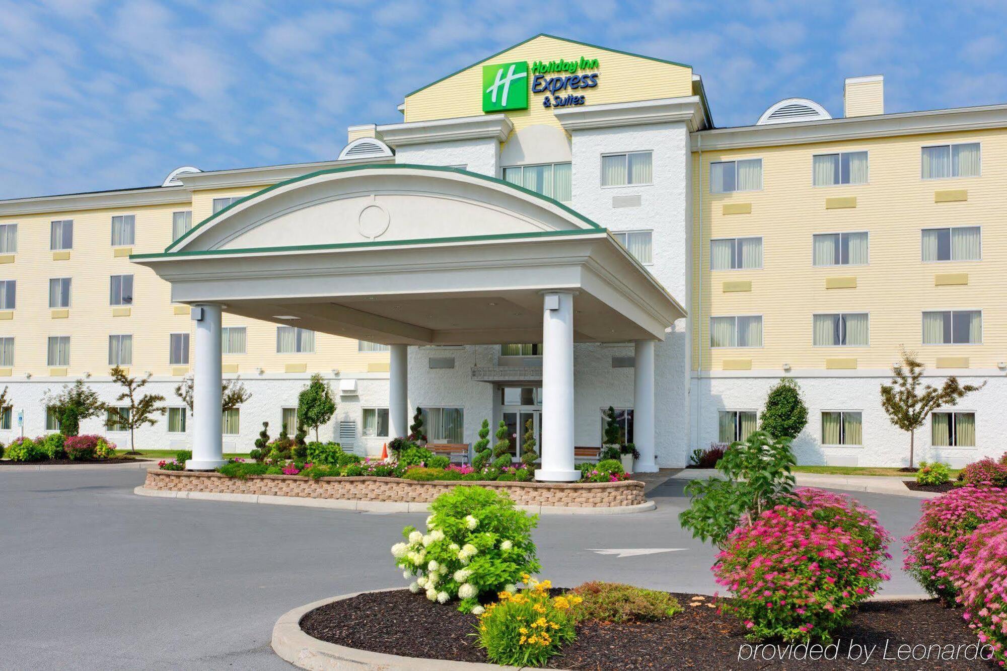 Holiday Inn Express Hotel & Suites Watertown - Thousand Islands By Ihg Экстерьер фото